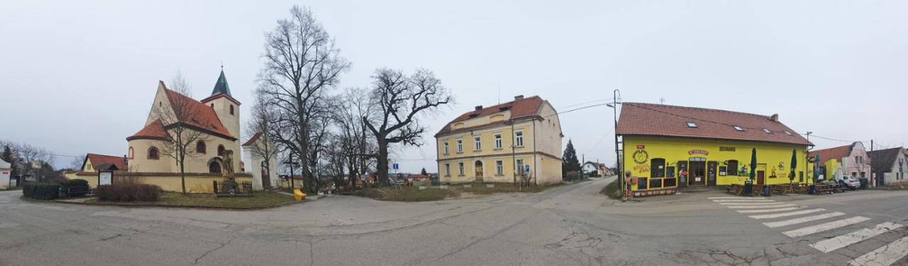 Hrusicka Restaurace A Penzion Hrusice Exterior foto